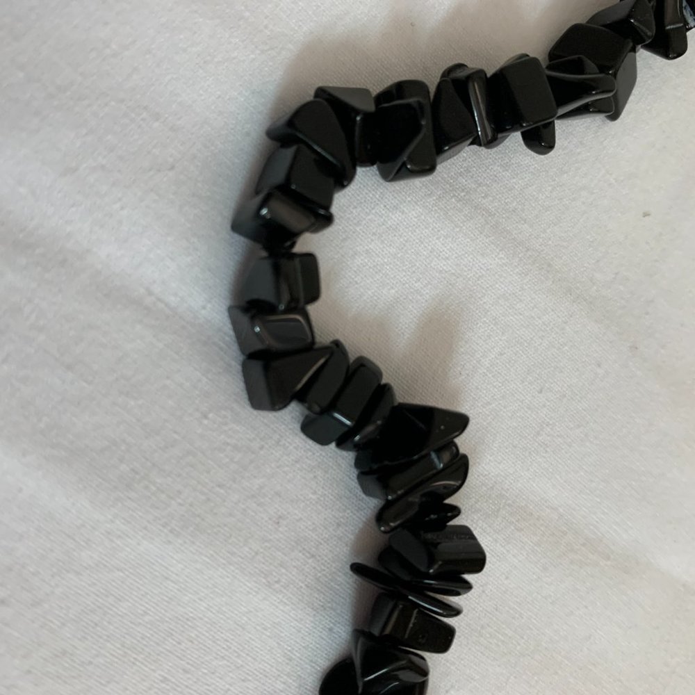 Black chip stone necklace 30" w/matching earrings - Picture 4 of 5